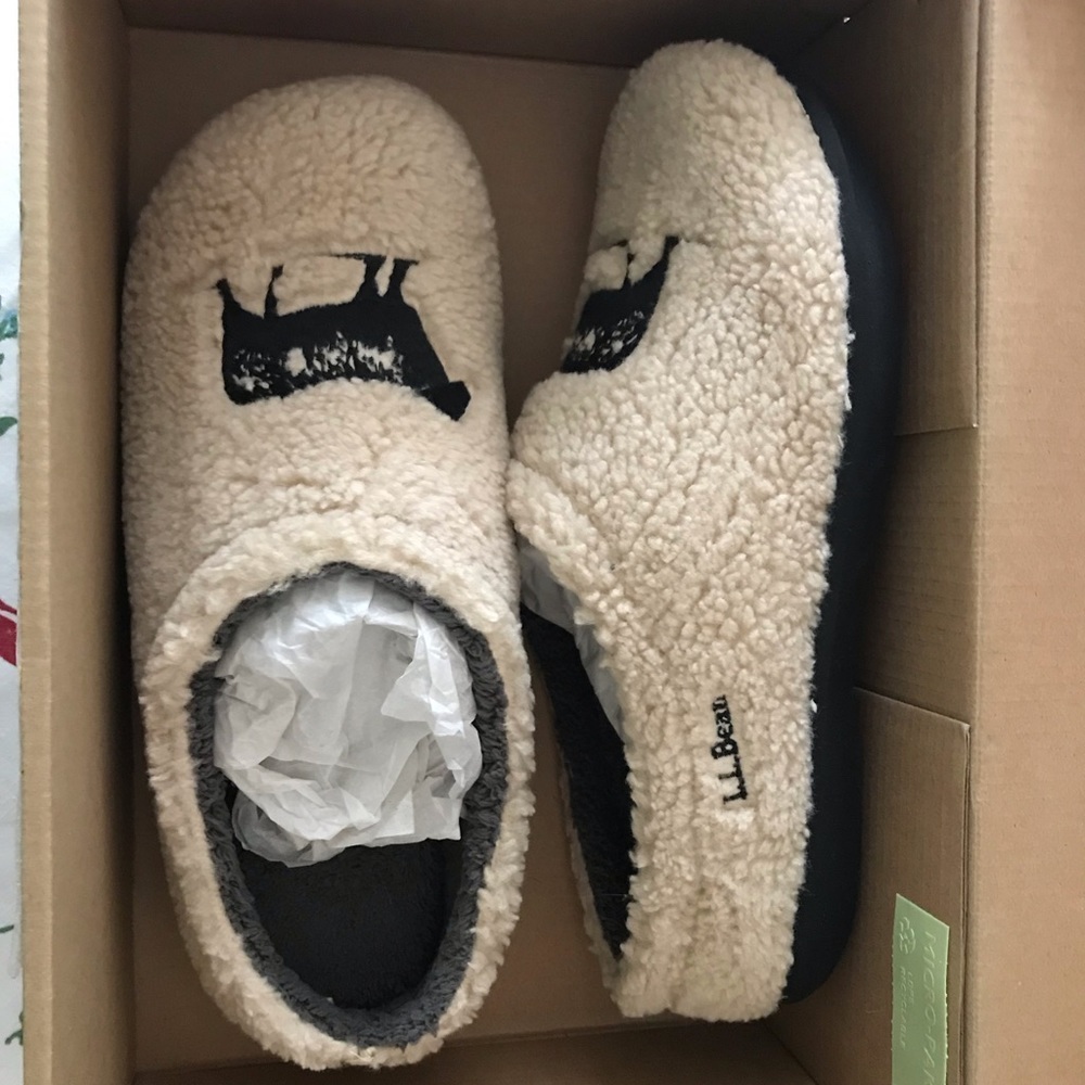 NEW L.L. Bean slippers, cream colored fleece with sheep design, size 9 US women